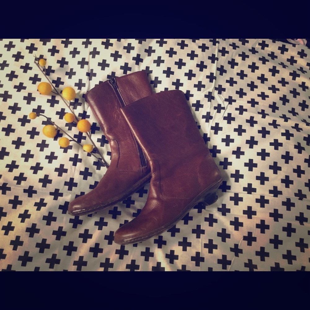 Women’s born boots 8 and a half. Brown leather.